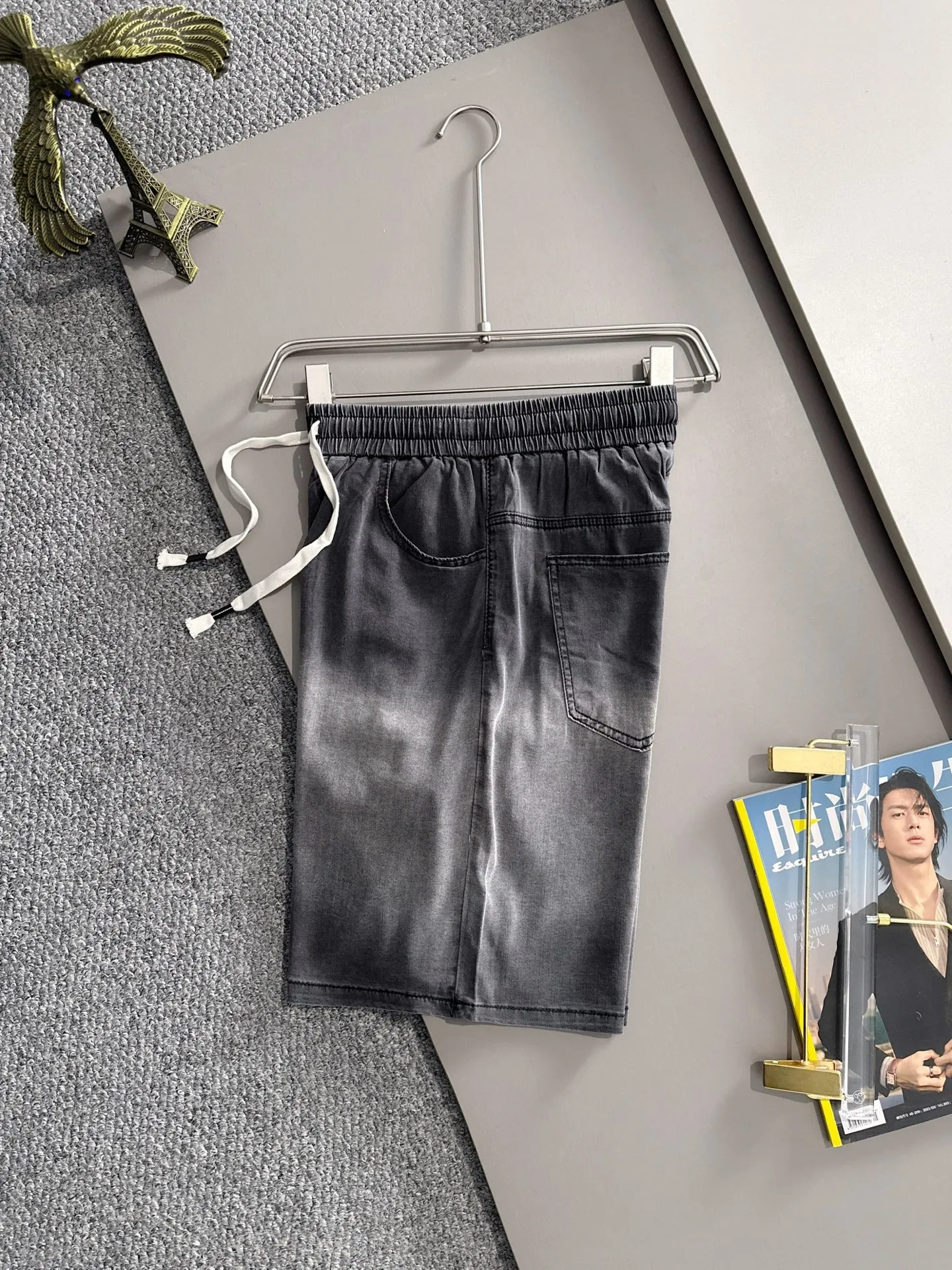 P300 Big Goose 2025 summer new jeans denim shorts are woven from imported Japanese Denim plain cotton denim fabrics. They have three standards. The top stone-washed process makes the texture reach the old taste of the 1980s. It is soft, delicate, comfortable and breathable. The color has a modern and fashionable vicissitudes. The upper body is versatile and fashionable! Light luxury is a must-have item for daily commuting! Size: M-4XL (please state your height and weight when placing an order)